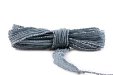 Handgefertigtes Seidenband Crinkle Crêpe Graublau 1m