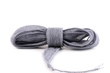 Handgefertigtes Seidenband Crinkle Crêpe Grau 1m
