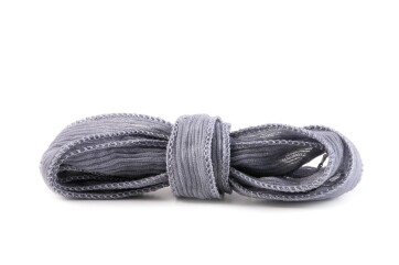 Handgefertigtes Seidenband Crinkle Crêpe Grau 20mm...