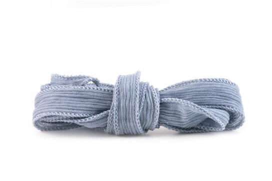 Handgefertigtes Seidenband Crinkle Crêpe Taubenblau 1m