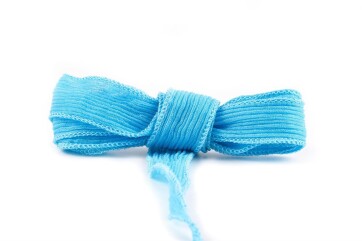 Handgefertigtes Seidenband Crinkle Crêpe Himmelblau 1m