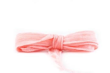 Handgefertigtes Seidenband Crinkle Crêpe Pastell Lachs 1m