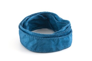 Handgefertigtes Habotai-Seidenband Fernblau 20mm breit