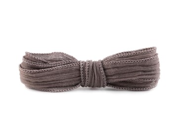 Handgefertigtes Seidenband Crinkle Crêpe Graubraun 1m